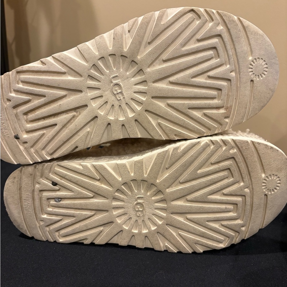 UGG Women's Oh Fluffita Slipper size 9 - Picture 8 of 8